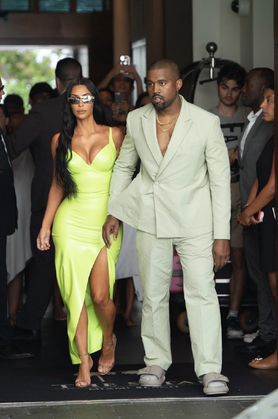 Diet Prada'dan Kanye West’in Terliklerine İronik Jest kanye west