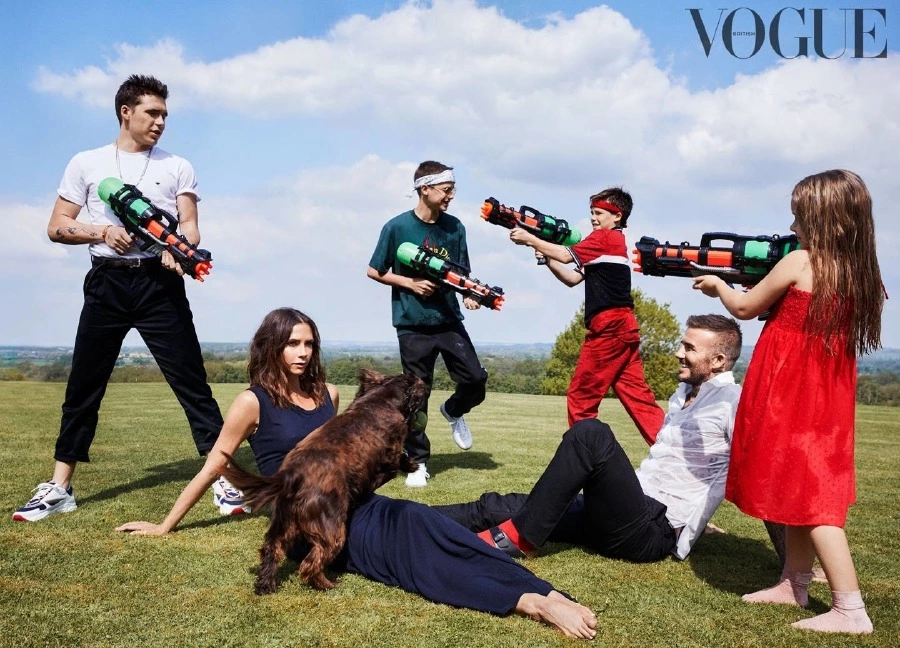 Beckham’lar Aile Boyu İngiliz Vogue’un Ekim Kapağında! Beckham’lar Aile Boyu İngiliz Vogue’un Ekim Kapağında!