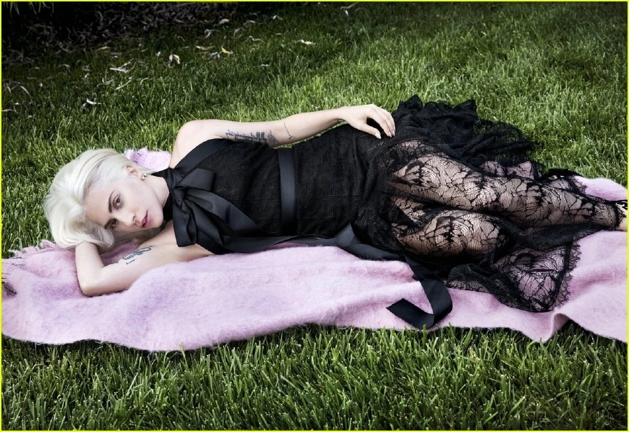 Lady Gaga Amerikan Vogue'un Kapağında! Lady Gaga