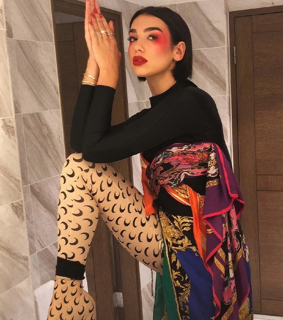 Dua Lipa'dan Kural Bozan Gece Makyajı dua lipa