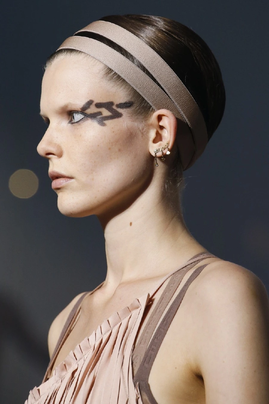 Kusursuz Asimetri: Christian Dior'un Deneysel Eyeliner'ı christian dior