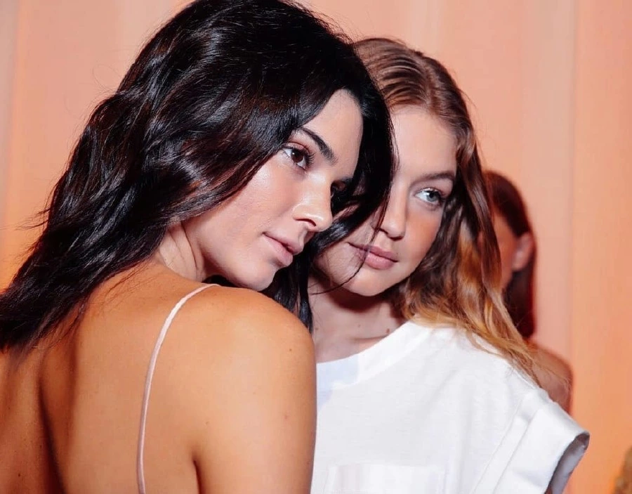 Milano Moda Haftası'nın Dikkat Çeken 8 Saç ve Makyajı Milano Moda Haftası'nın Dikkat Çeken 8 Saç ve Makyajı