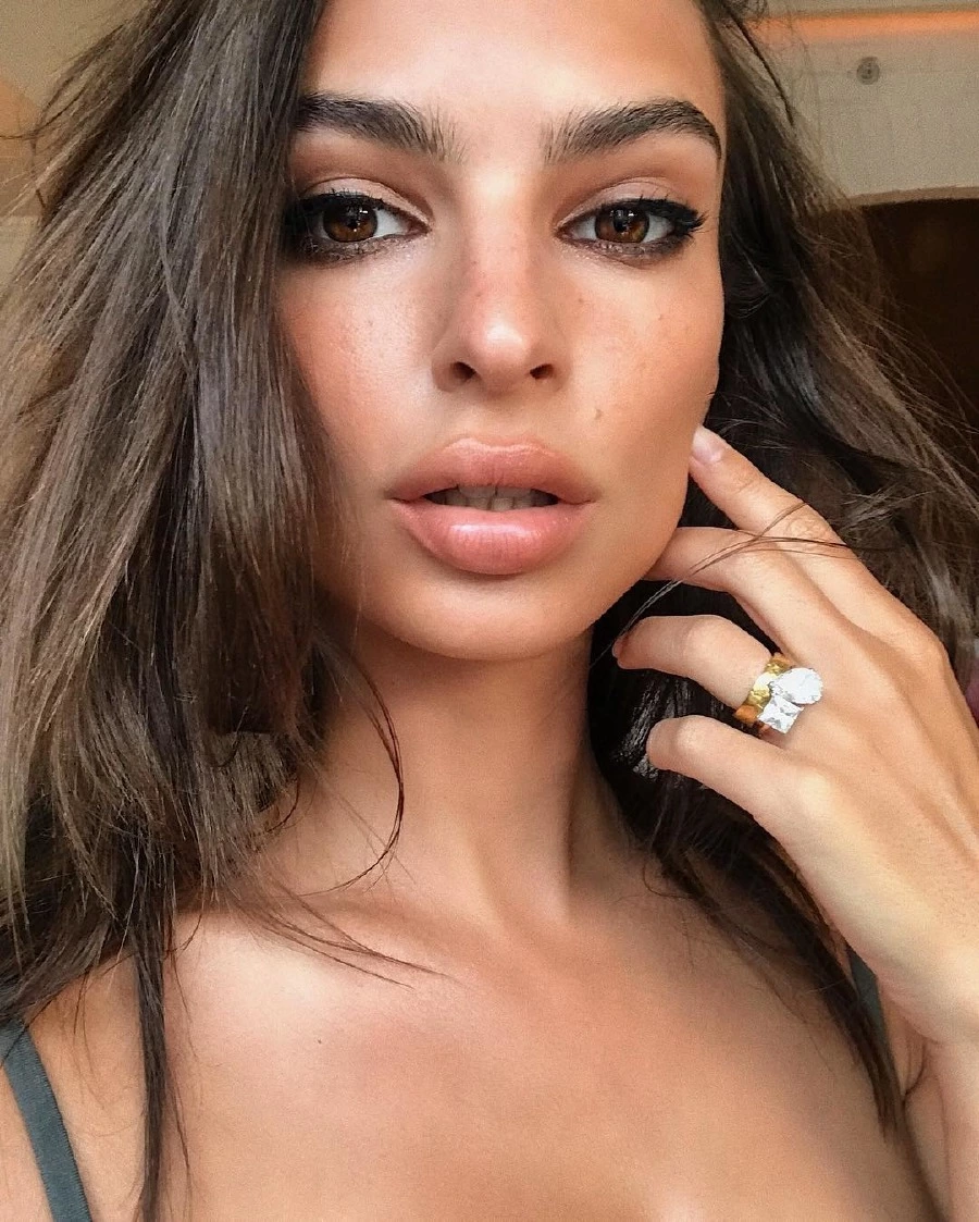 Makyaj Hilesi: Büyük Dudaklar için En İyi 10 Nude Dudak Kalemi emily ratajkowski
