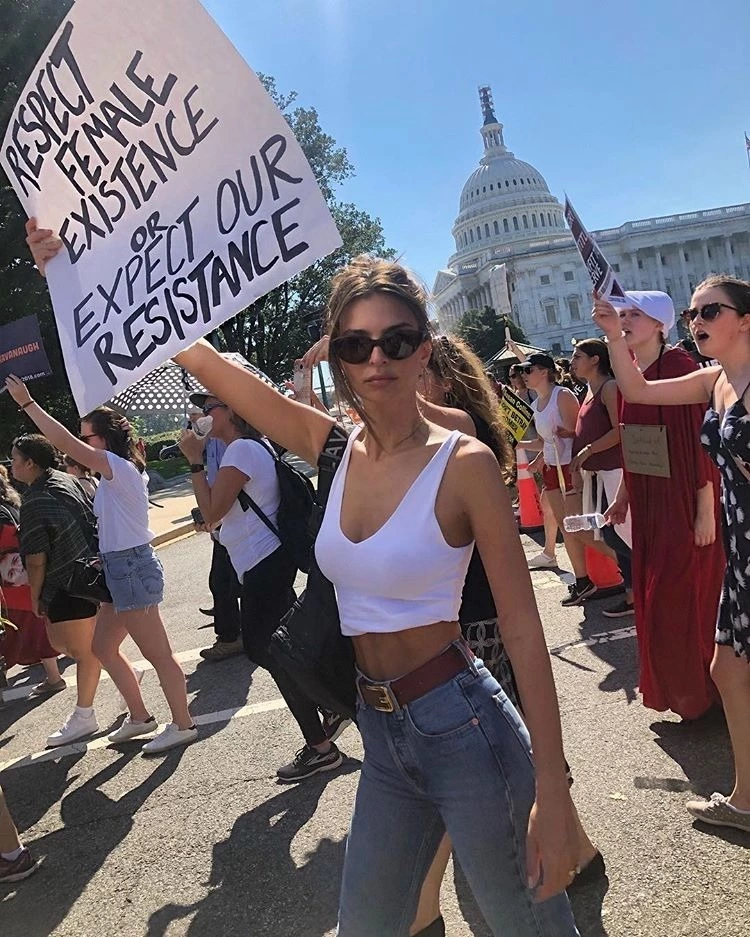 Brett Kavanaugh Protestosunda Tutuklanan Emily Ratajkowski ve Amy Schumer Serbest Bırakıldı emrata