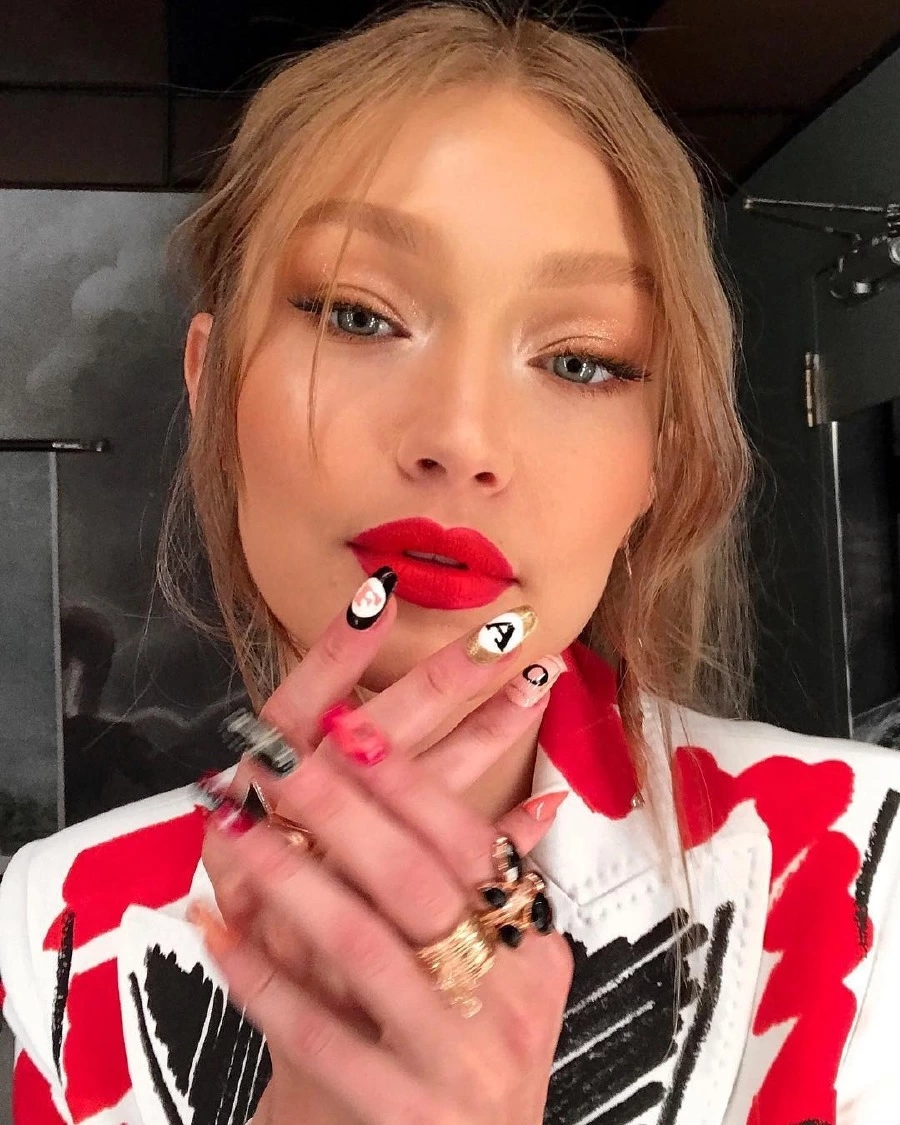 Gigi Hadid’in Maksimalist Parti Güzelliği gigi hadid