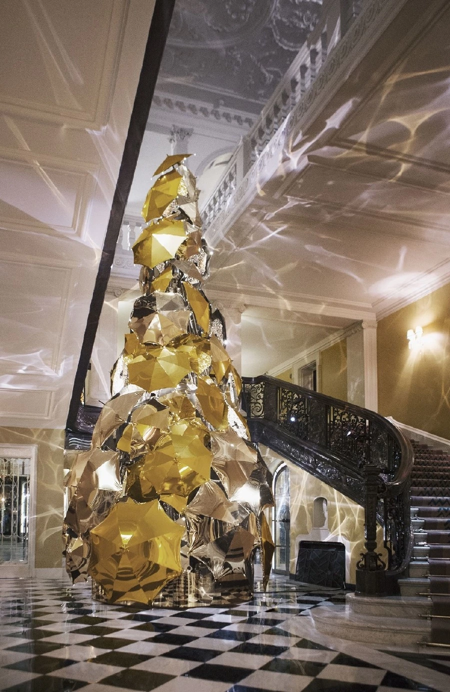Claridge's'ın Meşhur Noel Ağacını Bu Yıl Kim Tasarlayacak?