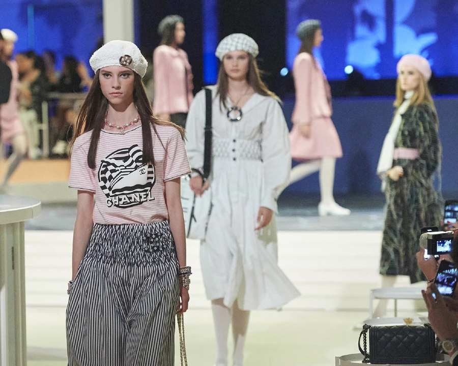 Chanel Cruise Defilesi için Bangkok'taydı! Chanel