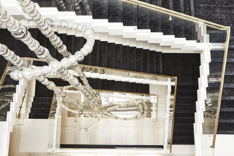 Chanel'in 18 Metre Uzunluğundaki İnci Kolyesi New York'ta chanel
