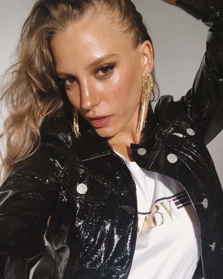Serenay Sarıkaya’nın Ayna Işıltılı Cildi için 5 İpucu serenay sarıkaya