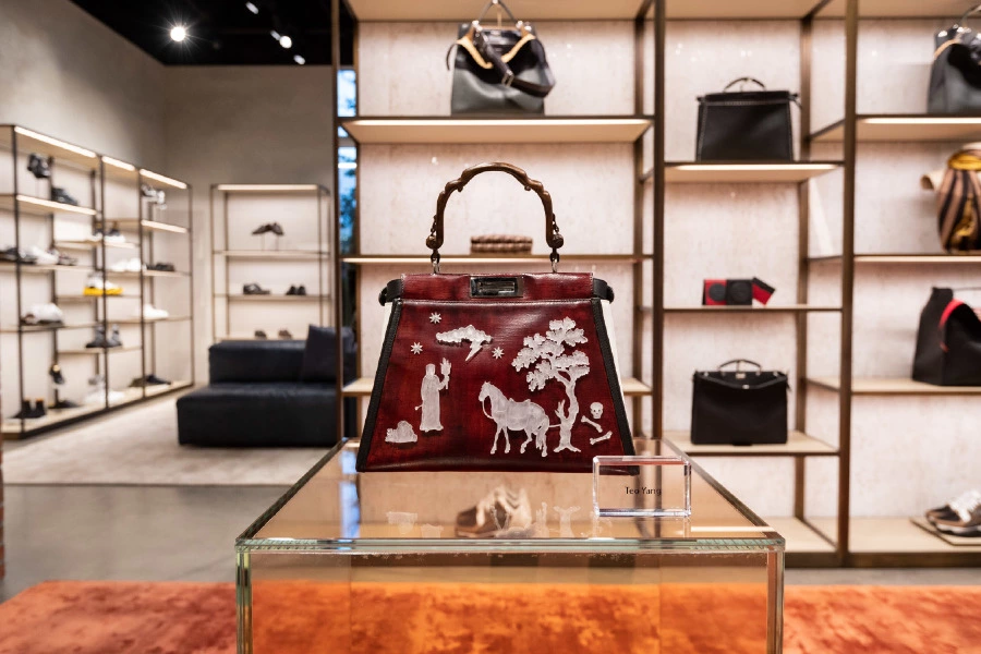 İkonik Çanta Fendi Peekaboo'nun 10. Yıldönümü İkonik Çanta Fendi Peekaboo'nun 10. Yıldönümü