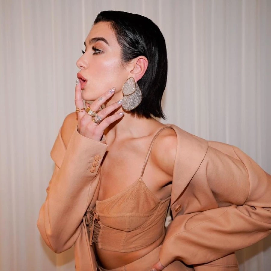 Nude ve Maskülen Güzelliğiyle Dua Lipa dua lipa