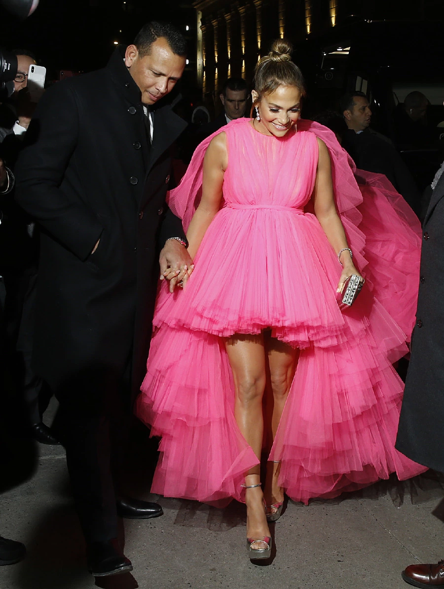 Jennifer Lopez’in Giambattista Valli Elbisesine Dikkat! Jennifer Lopez’in Giambattista Valli Elbisesine Dikkat!