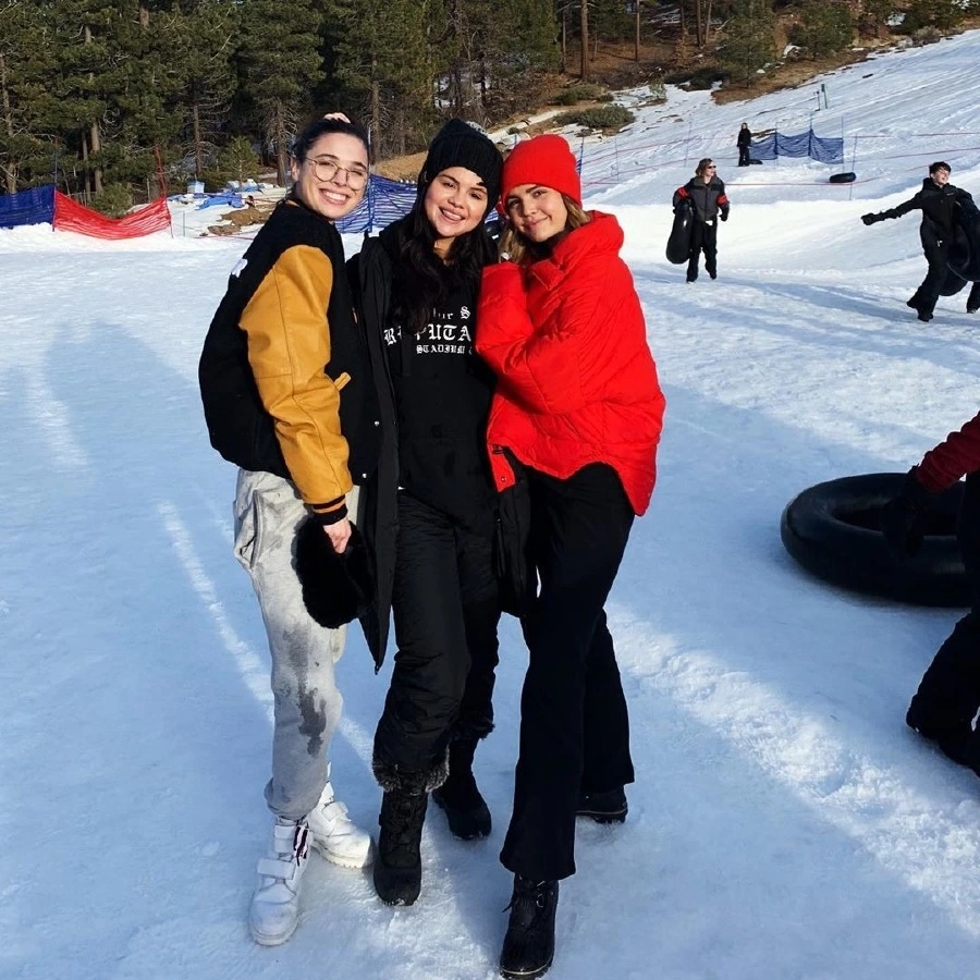 Selena Gomez Instagrama Kısmen Geri Döndü!