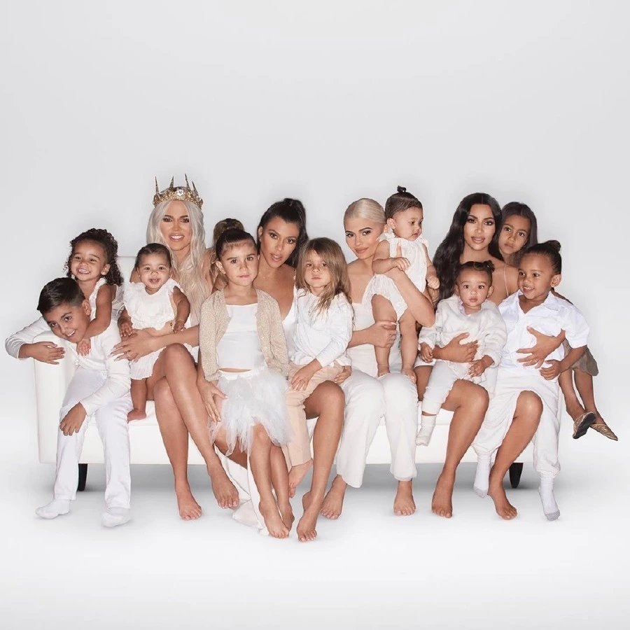 Erkekler Giremez! Kardashian ve Jenner'ların Yılbaşı Buluşması Erkekler Giremez! Kardashian ve Jenner'ların Yılbaşı Buluşması