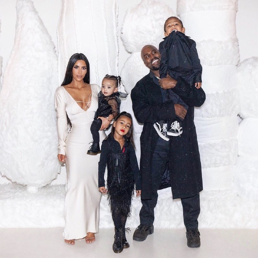 Kardashian-West Ailesinin Renkli Yılbaşı Fotoğrafı kim kardashian kanye west