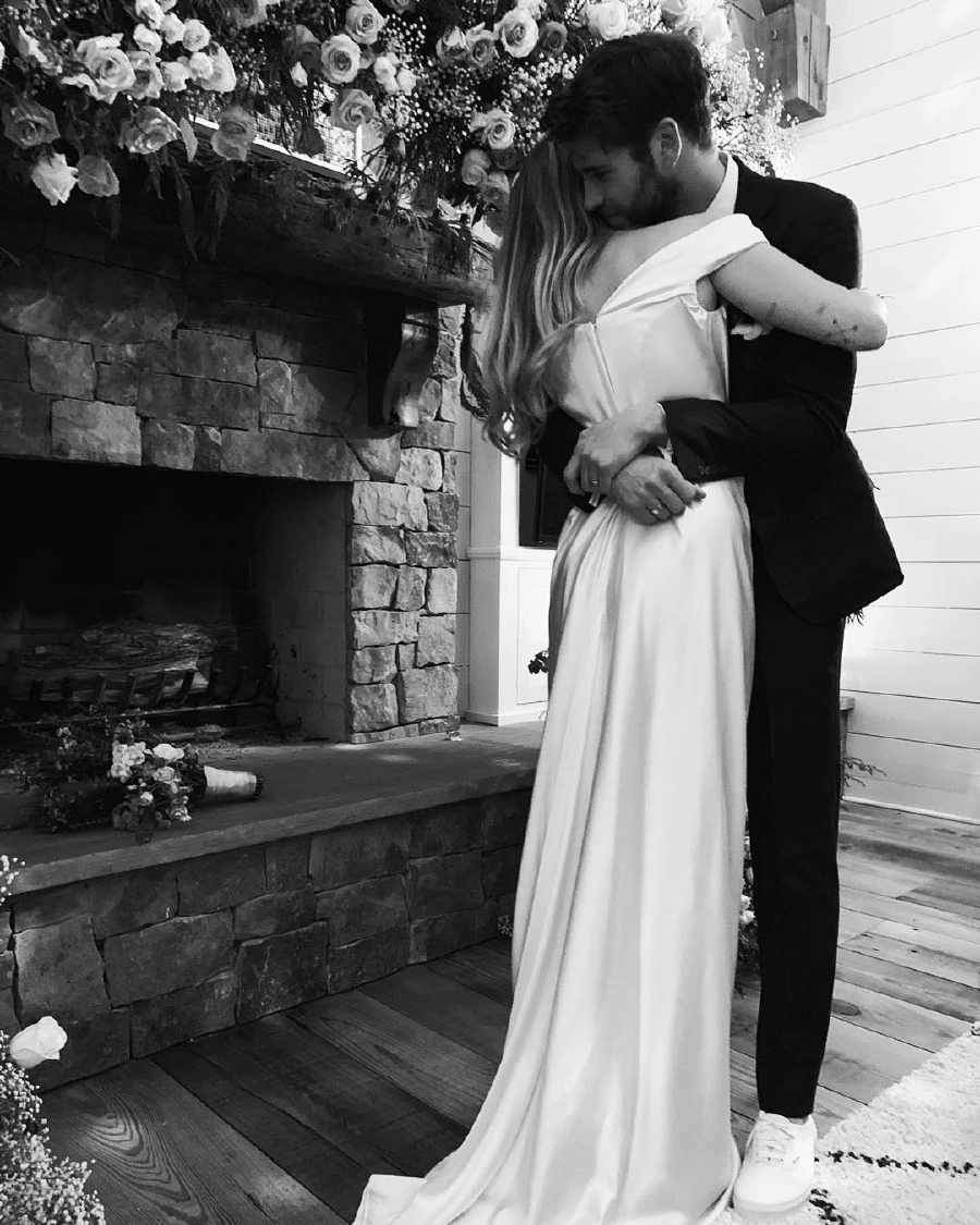 Miley Cyrus ve Liam Hemsworth Evlendi!