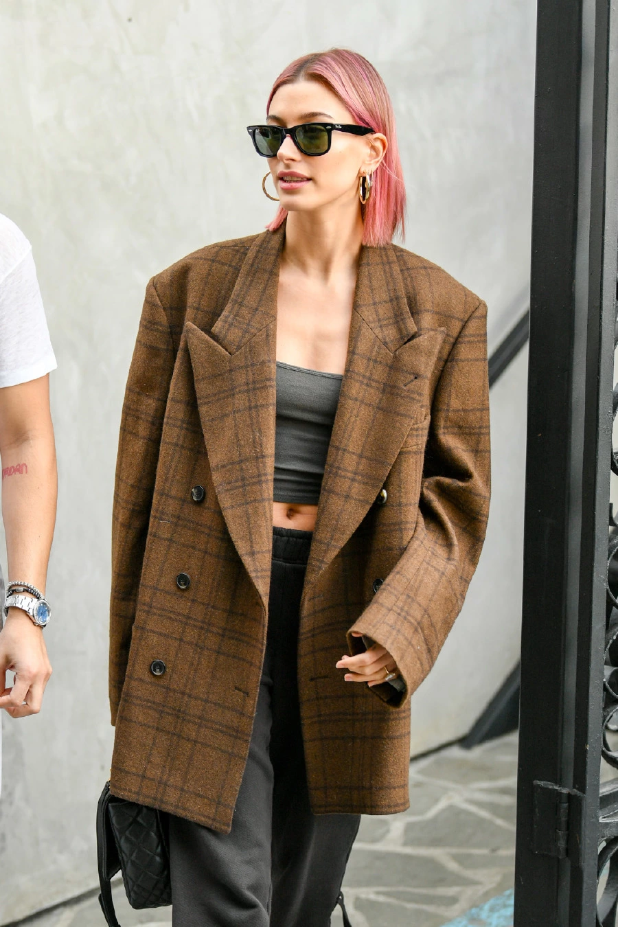 Hailey Baldwin Yeniden Pembe Saçların Çekim Alanında! hailey rhode bieber, hailey baldwin