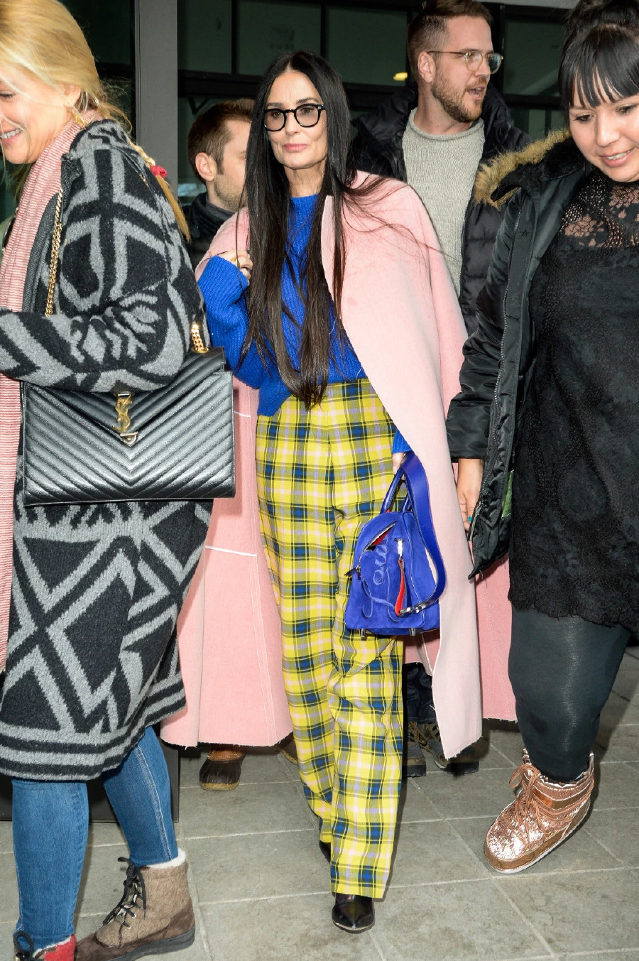 Demi Moore'un Stil Kurtaran Parçası: Pembe Palto Demi Moore