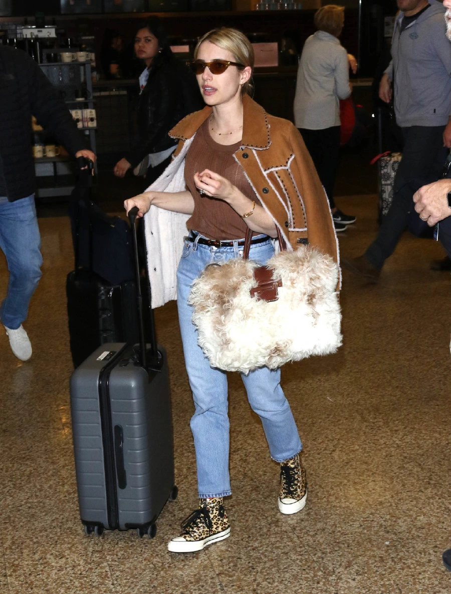 Emma Roberts'dan 3 Adımda Konforlu Havaalanı Stili emma roberts, converse, shearling, ünlü stili, trend