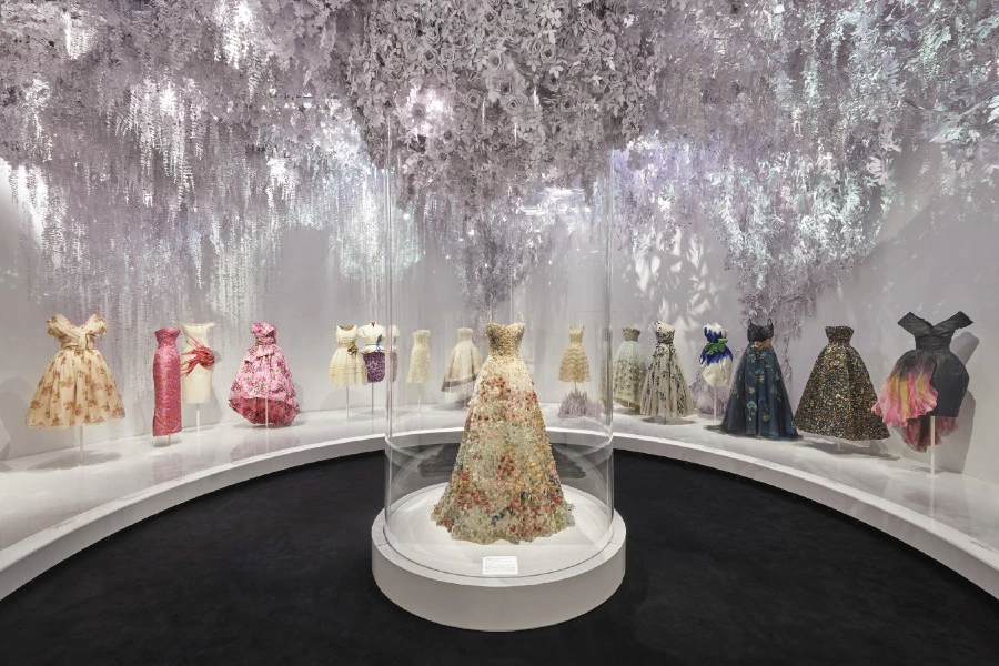 Londra'daki Christian Dior: Designer Of Dreams Sergisine İlk Bakış Londra'daki Christian Dior: Designer Of Dreams Sergisine İlk Bakış