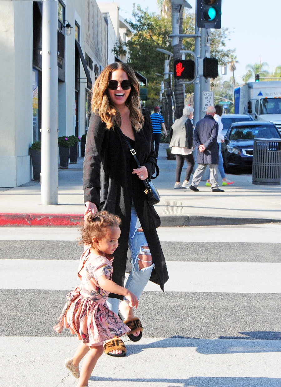 Chrissy Teigen ve Kızının Mini Los Angeles Turu Chrissy Teigen, trend, los angeles, ünlü stili, john legend