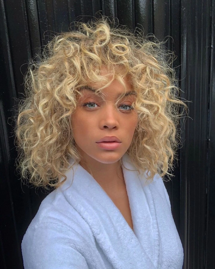 Dalgalı Saç 101: Size En Uygun Saç Maşasını Bulun jasmine sanders