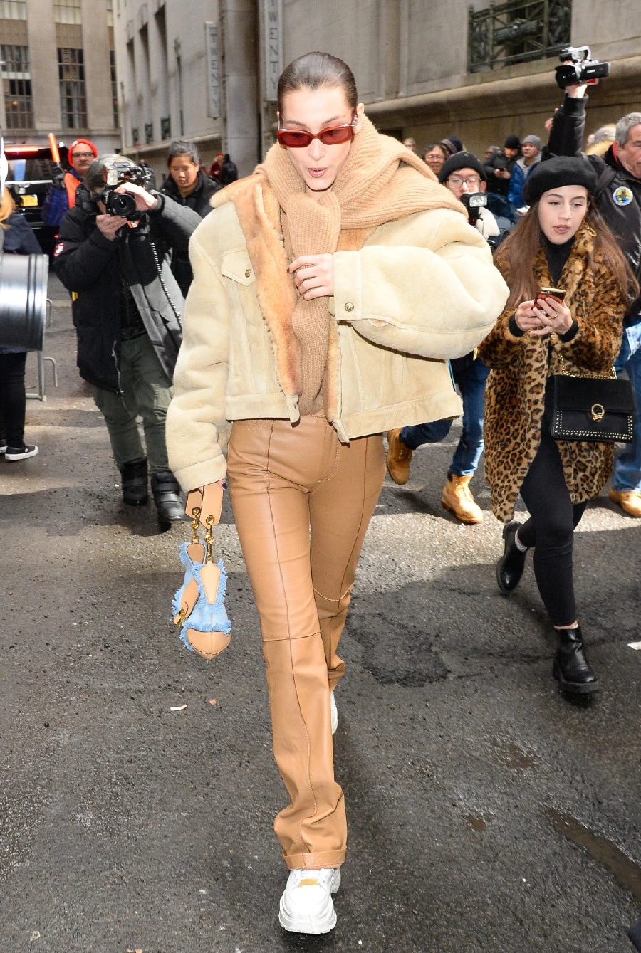 Bella Hadid Michael Kors Çantasıyla Test Sürüşünde bella hadid