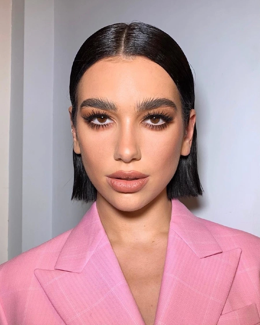 Dua Lipa'dan Çarpıcı Makyajın Sırrı: Yoğun Kirpikler dua lipa