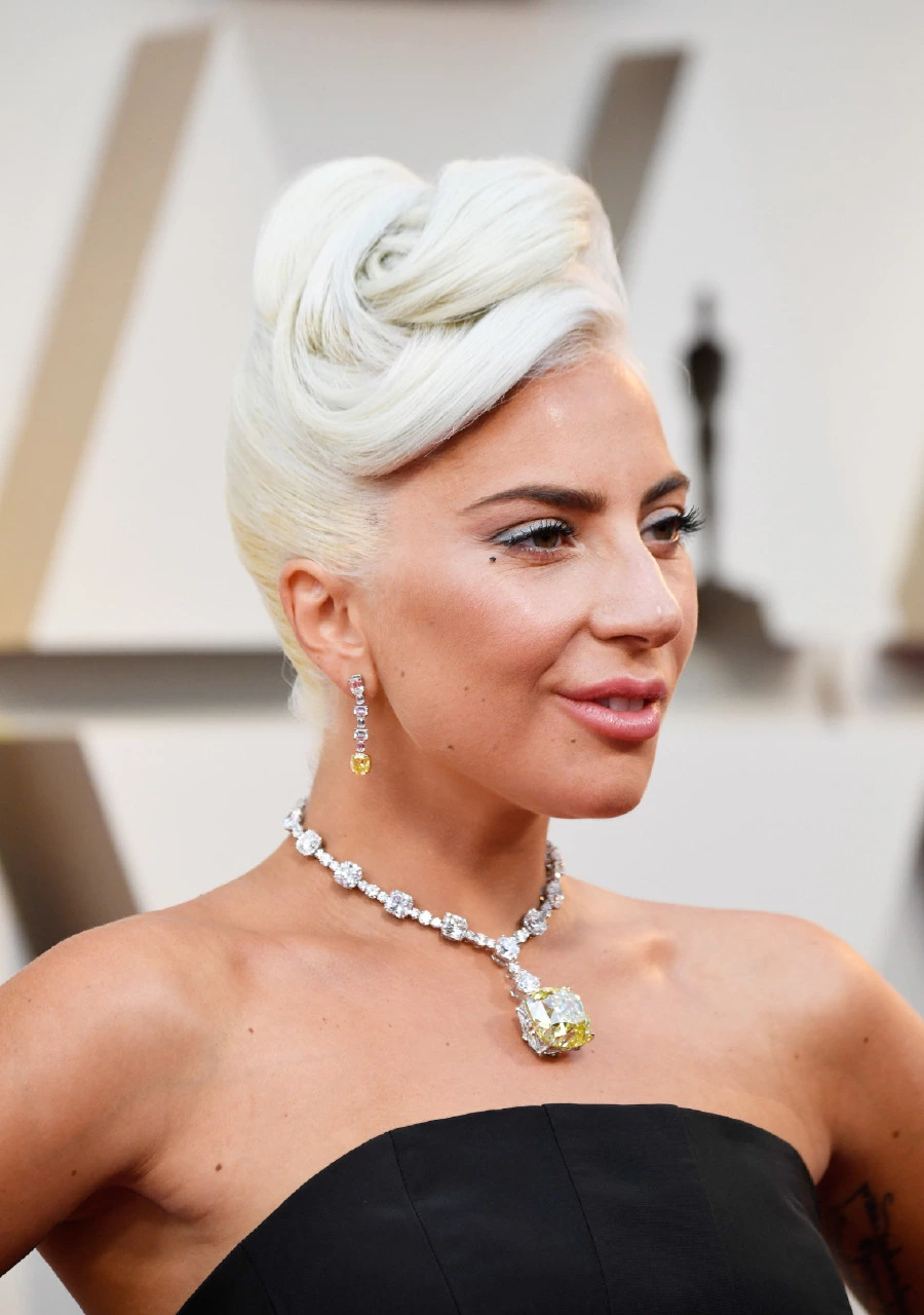 Audrey Hepburn'e Saygı Duruşu: Lady Gaga'nın 30 Milyon Dolarlık Tiffany & Co. Kolyesi Audrey Hepburn'e Saygı Duruşu: Lady Gaga'nın 30 Milyon Dolarlık Tiffany & Co. Kolyesi