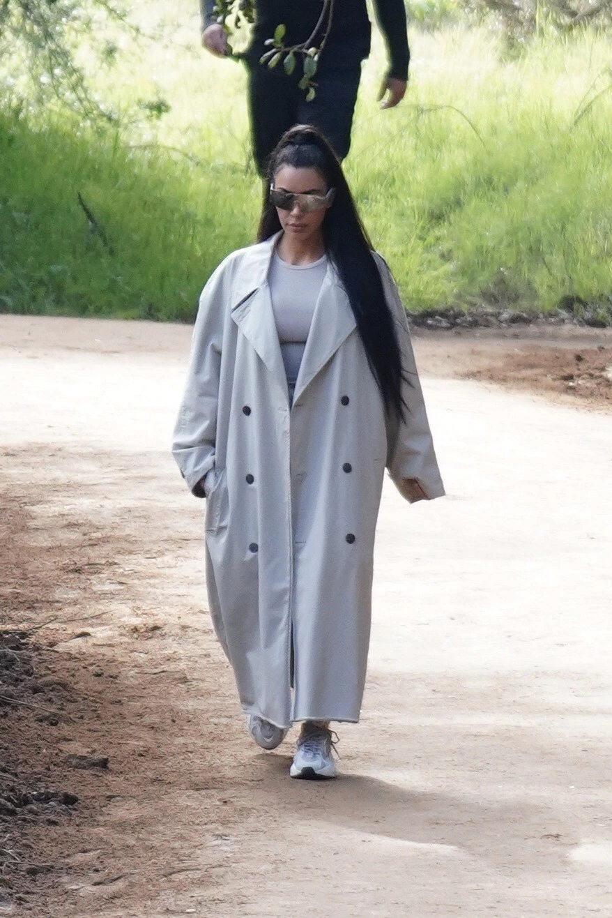 Kim Kardashian Balenciaga Trençkotuyla Pazar Servisi'nde kim kardashian west
