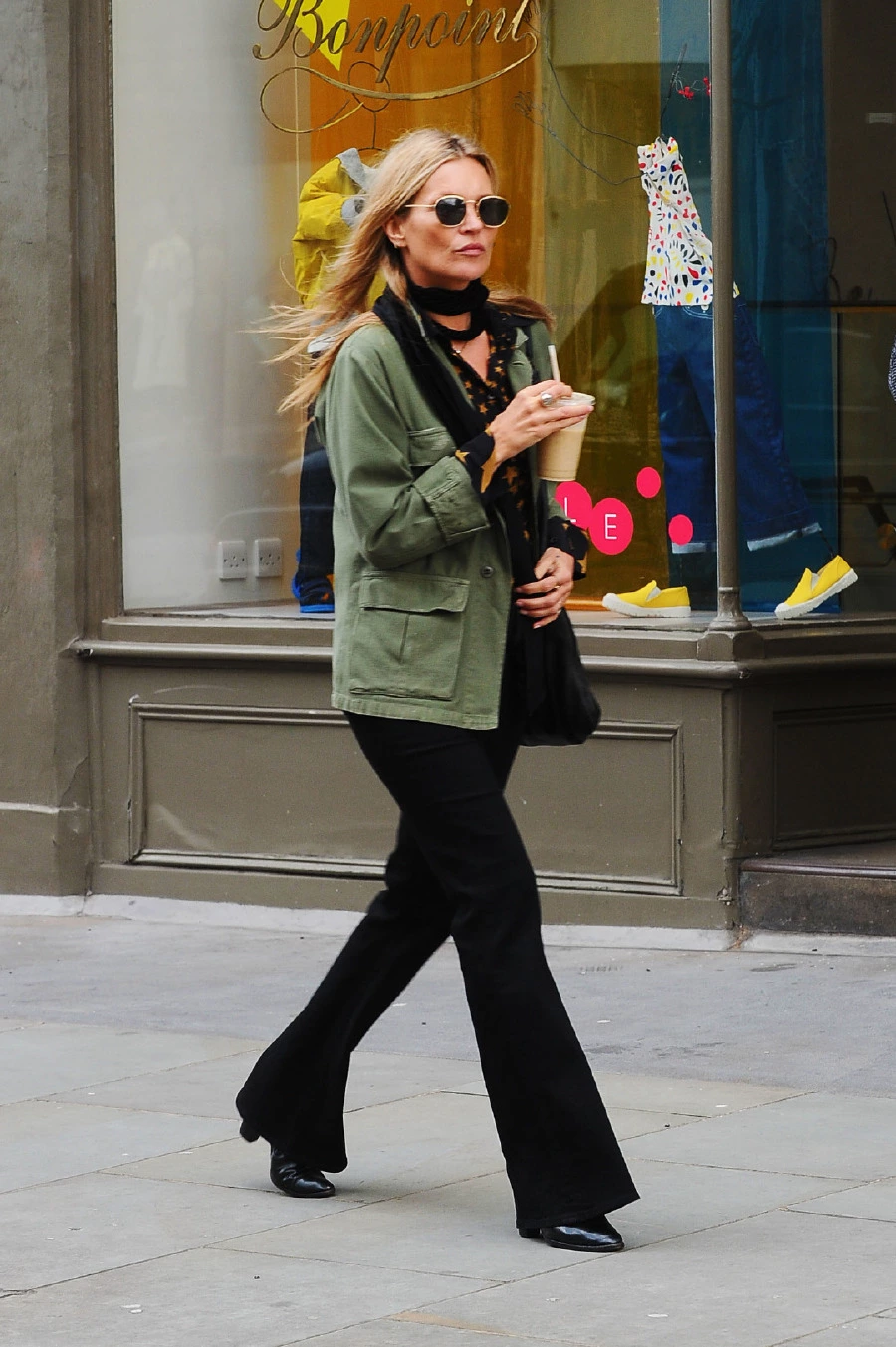 Kate Moss Arkadaş Buluşmasına Nasıl Gider? Kate Moss