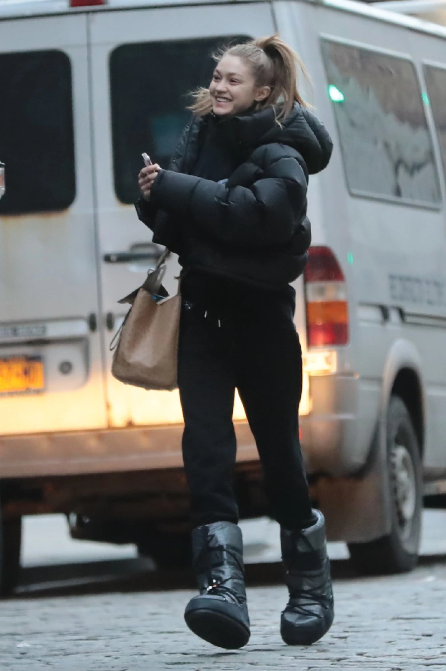 Gigi Hadid'in Karakteristik Ay Yürüyüşü gigi hadid