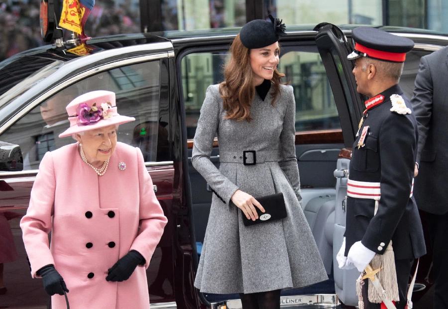 Kate Middleton ve Kraliçe Elizabeth'in İlk Solo Ziyareti kate middleton kraliçe elizabeth