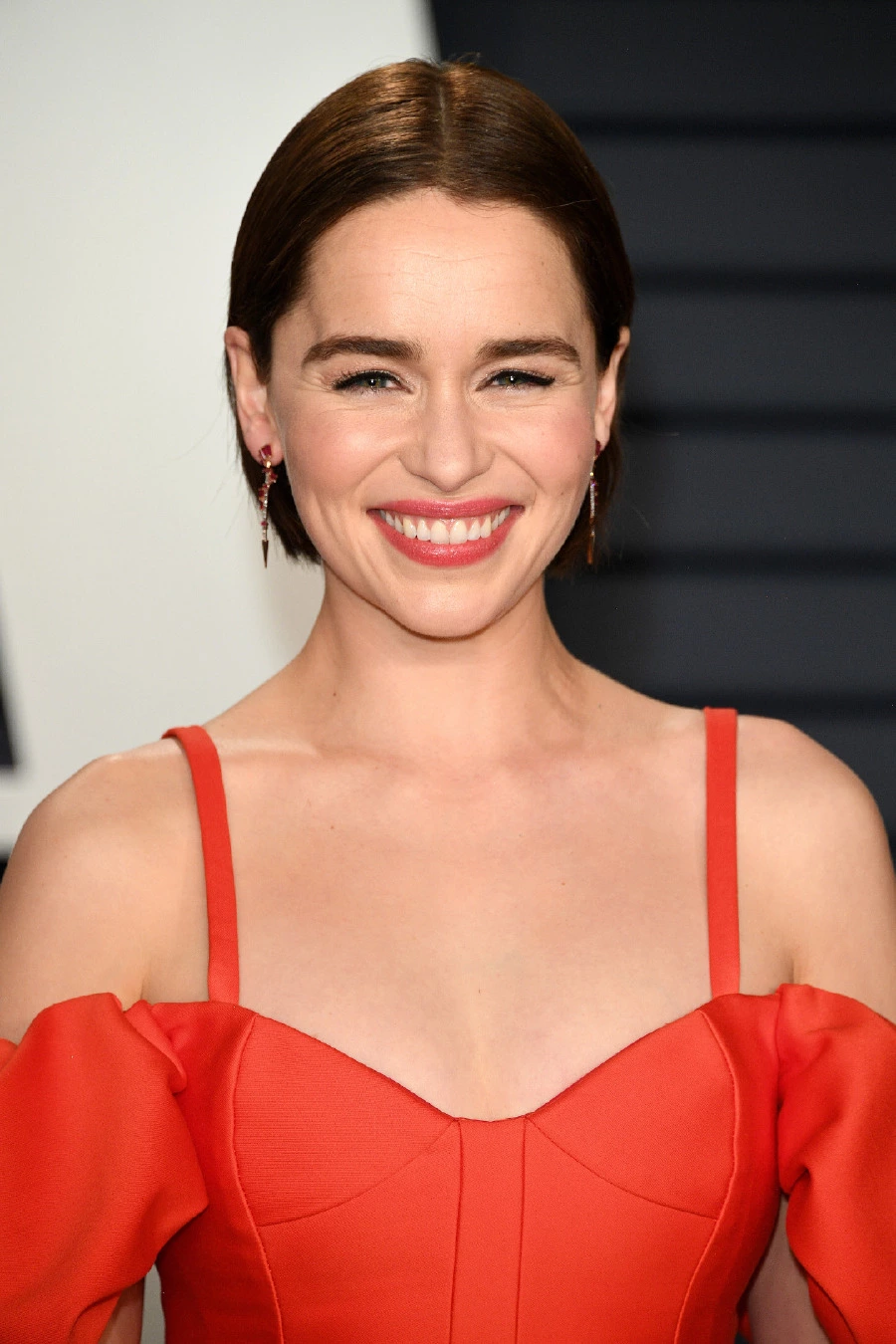 Emilia Clarke'ın Bilinmeyeni: Anevrizma Hastalığı emilia clarke anevrizma