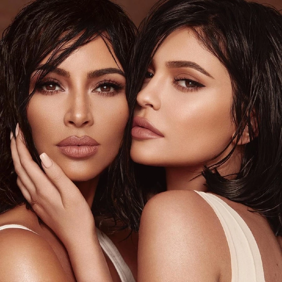 Kim Kardashian ve Kylie Jenner'ın Parfüm İş Birliği kim kardashian kylie jenner