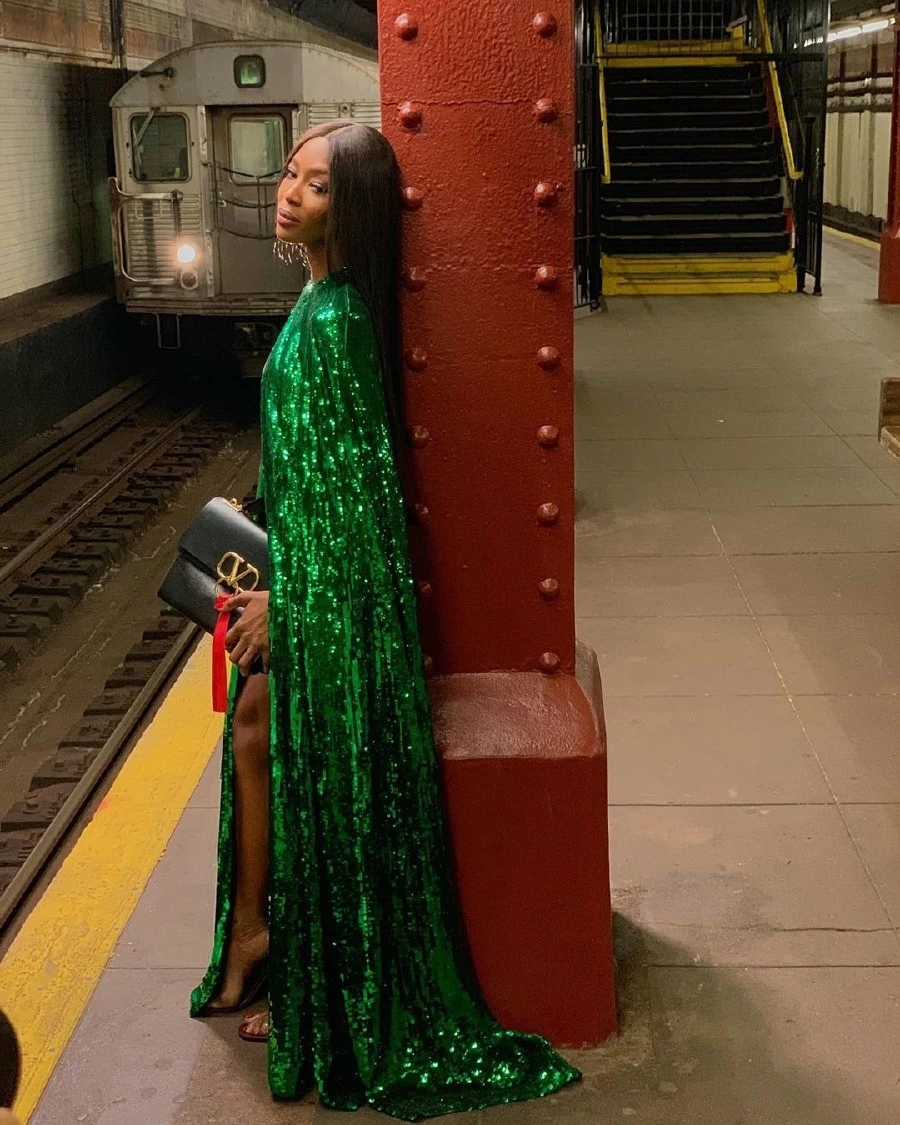 Valentino'nun Naomi Campbell'lı Yeni Kampanyasına İlk Bakış Valentino'nun Naomi Campbell'lı Yeni Kampanyasına İlk Bakış