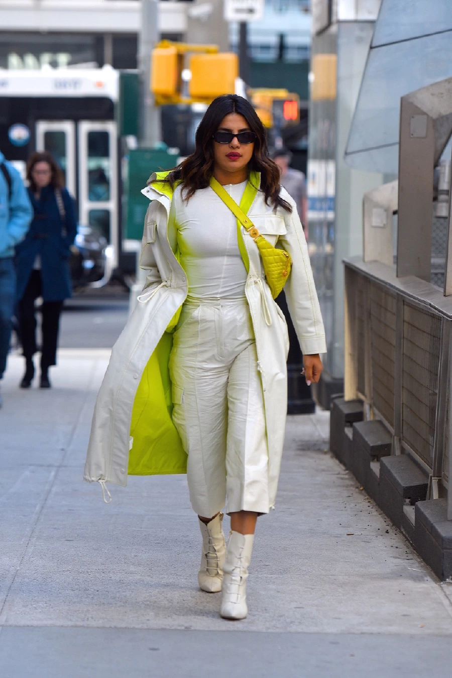 Priyanka Chopra'nın Beyaz ve Neon Baharı priyanka chopra, trend, ünlü stili, 2019 ilkbahar/yaz