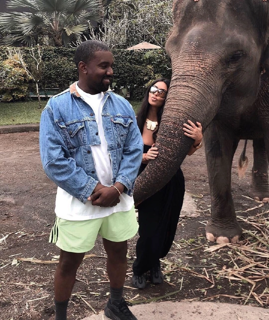 Kim Kardashian'ın Bali #tb'sine Hayranlarından Büyük Tepki Kim Kardashian'ın Bali #tb'sine Hayranlarından Büyük Tepki