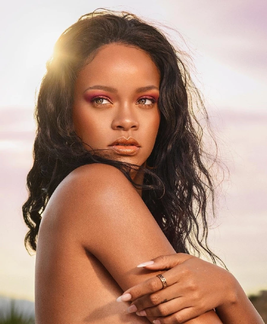 Rihanna'nın Yüksek Moda Markası Fenty Bekleyenleriyle Buluşuyor rihanna