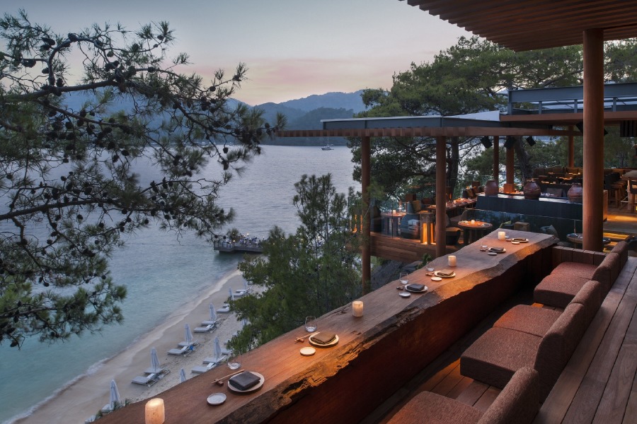 q lounge, the breeze