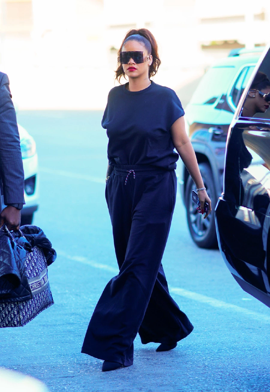 Rihanna'nın Havalimanı Stilinde Konfora Davet Var rihanna