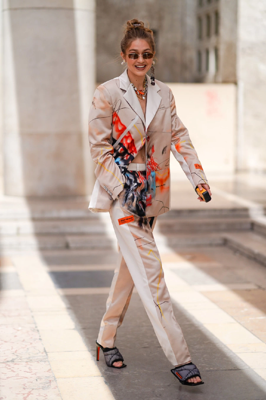 Heron Preston Takım Elbisesiyle Gigi Hadid Yeniden Oyunda Heron Preston Takım Elbisesiyle Gigi Hadid Yeniden Oyunda