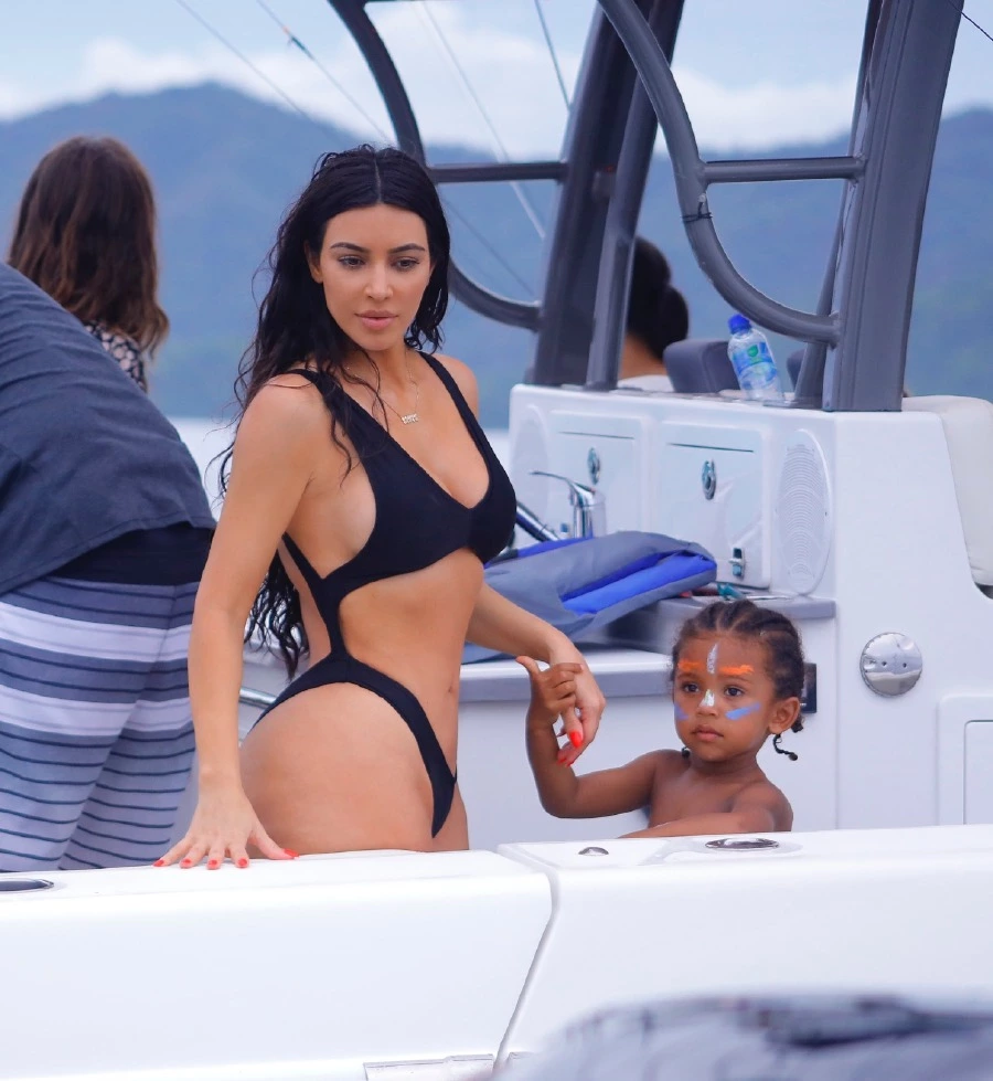 Kim Kardashian Costa Rica'da, Kanye West Çocuk Nöbetinde! kim kardashian tatil