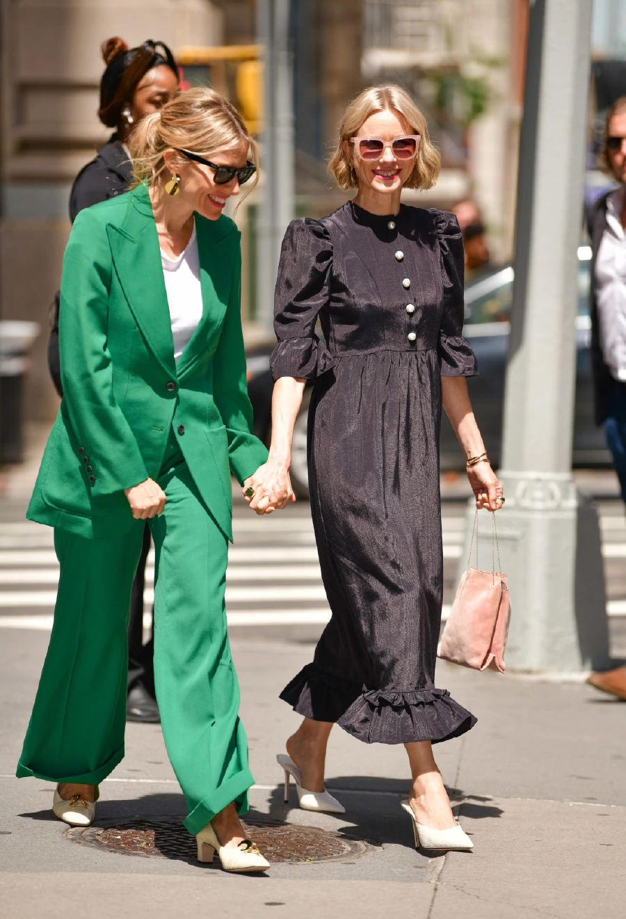 Sienna Miller ve Naomi Watts'ın Birlikten Doğan Stil Hareketi Sienna Miller ve Naomi Watts'ın Birlikten Doğan Stil Hareketi