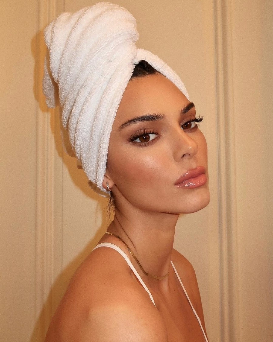 Ağır Makyajdan Sonra Tazeleyici Cilt Bakım Rutini kendall jenner