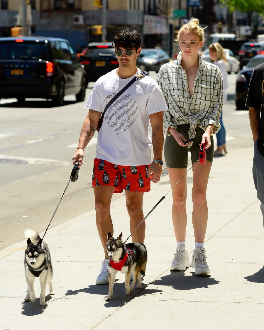 Sophie Turner ve Joe Jonas Kaybettikleri Köpeklerinin Dövmesini Yaptırırsa sophie,turner,joe,jonas