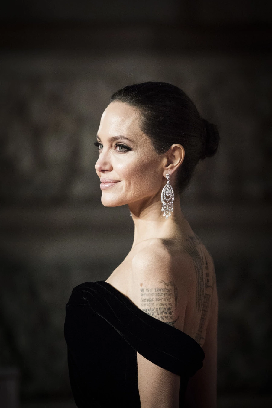 Angelina Jolie, Kamboçya'da Guerlain'ın Yeni Parfümünü Tanıtıyor Angelina Jolie