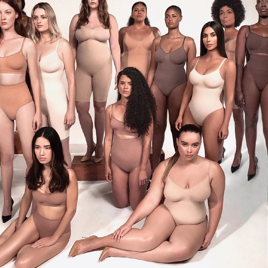 Kim Kardashian'ın Korseleriyle İkinci Tanışma kim kardashian
