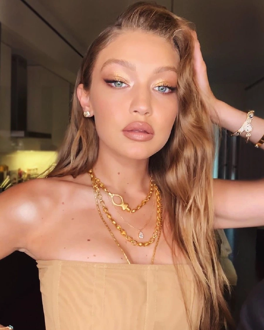 3 İpucuyla Gigi Hadid'in Altın Işıltılı Gece Makyajı Gigi Hadid