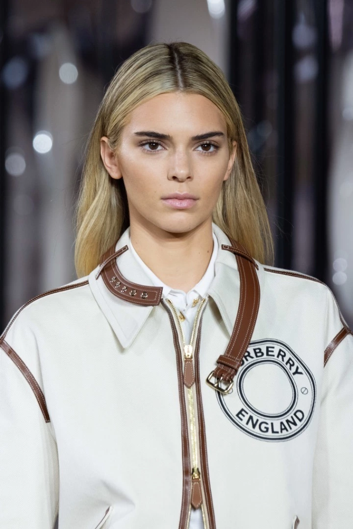 Kendall Jenner Sarı Saçların Çekim Alanında kendall jenner